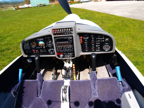 cockpit_super_dimona.jpg